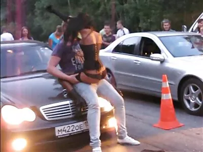 Kızıl saçlı seks terapisti Lady Fyre bir müşteriyle seks yapıyor ve sikini berbat gerdek gecesi porno