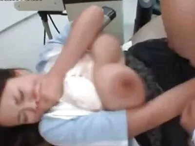 Olgun karanlık saçlı gerdekgecesiporno hottie havuzda becerdin